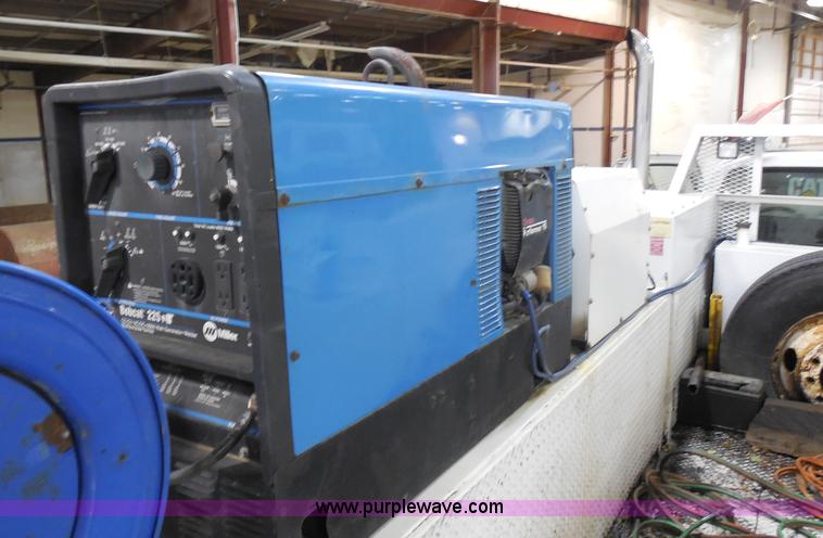 image for item I1490 1999 GMC C7500 service truck