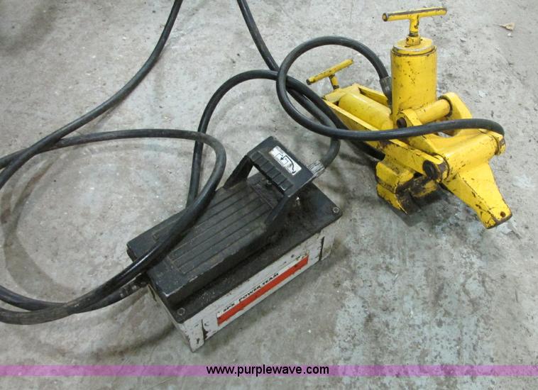 image for item I1490 1999 GMC C7500 service truck