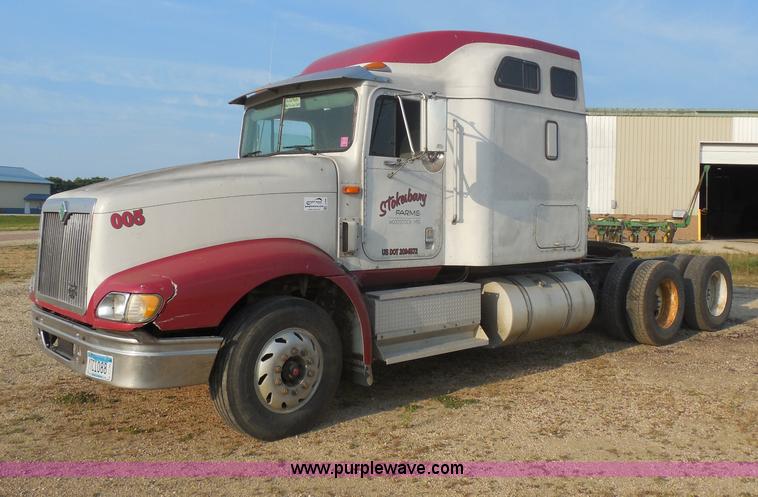 image for item I1496 1999 International 9400 semi truck