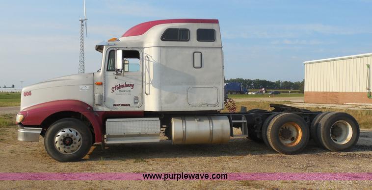 image for item I1496 1999 International 9400 semi truck