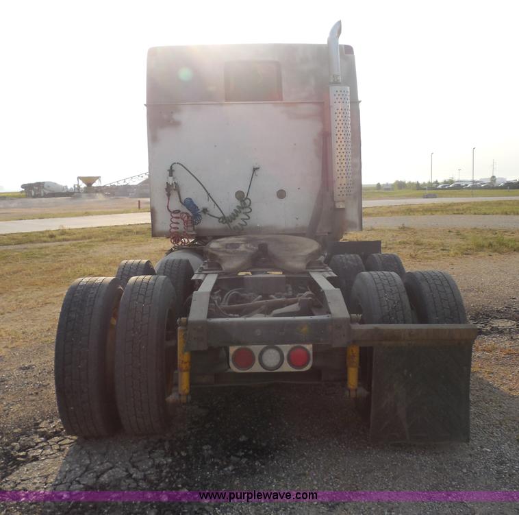 image for item I1496 1999 International 9400 semi truck