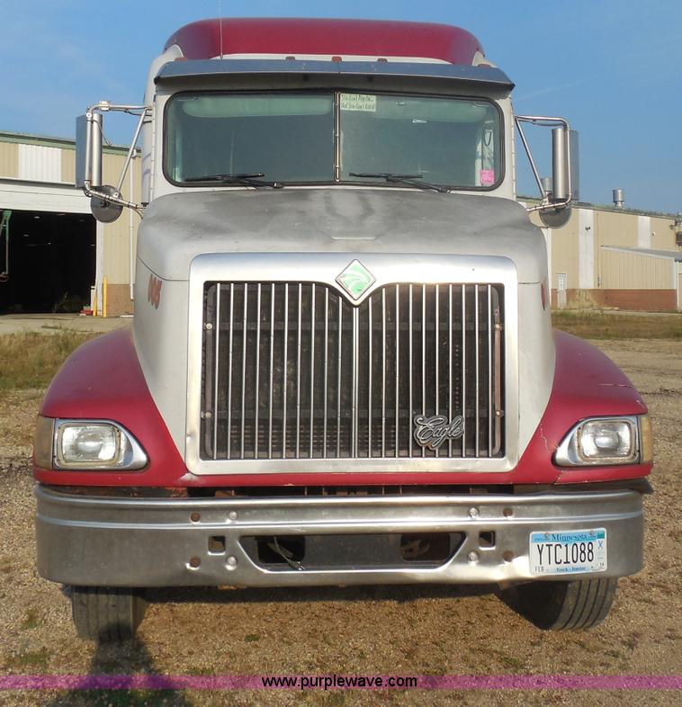 image for item I1496 1999 International 9400 semi truck