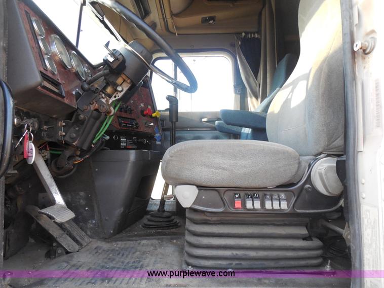 image for item I1496 1999 International 9400 semi truck