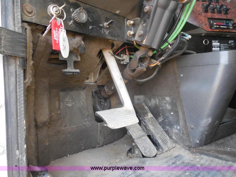 image for item I1496 1999 International 9400 semi truck