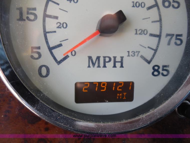 image for item I1496 1999 International 9400 semi truck