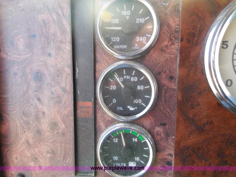 image for item I1496 1999 International 9400 semi truck