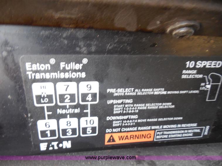 image for item I1496 1999 International 9400 semi truck