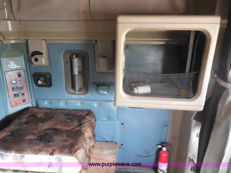 image for item I1496 1999 International 9400 semi truck