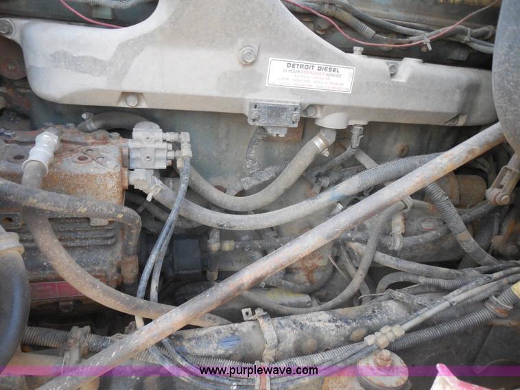 image for item I1496 1999 International 9400 semi truck