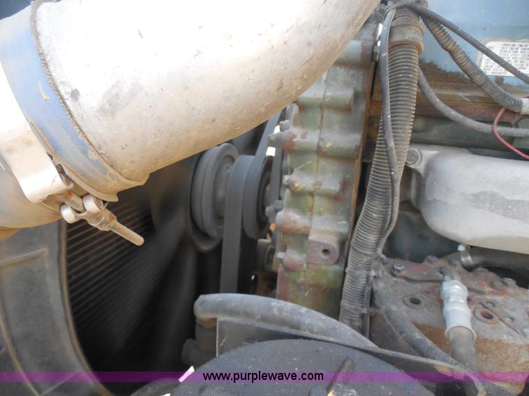 image for item I1496 1999 International 9400 semi truck