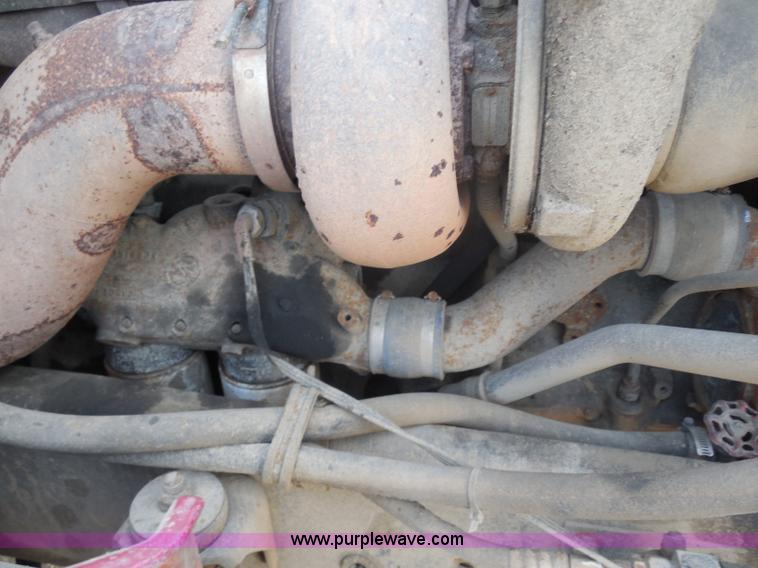 image for item I1496 1999 International 9400 semi truck