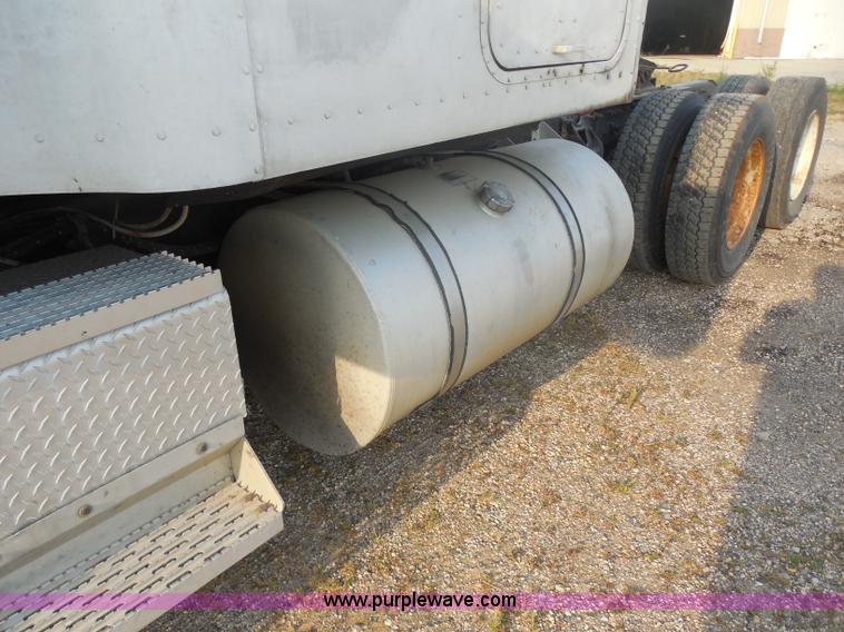 image for item I1496 1999 International 9400 semi truck