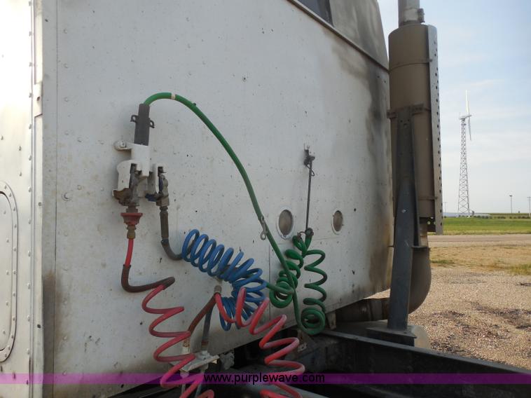 image for item I1496 1999 International 9400 semi truck