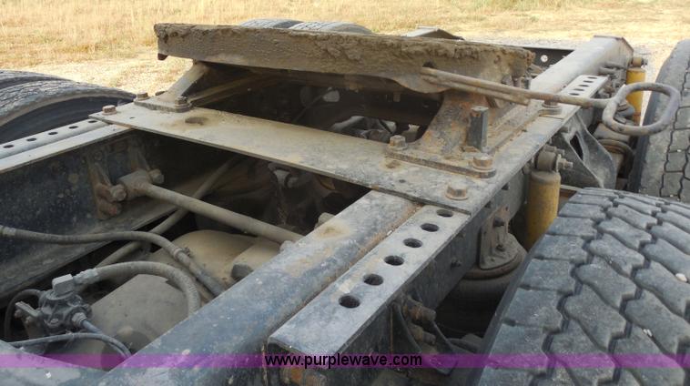 image for item I1496 1999 International 9400 semi truck