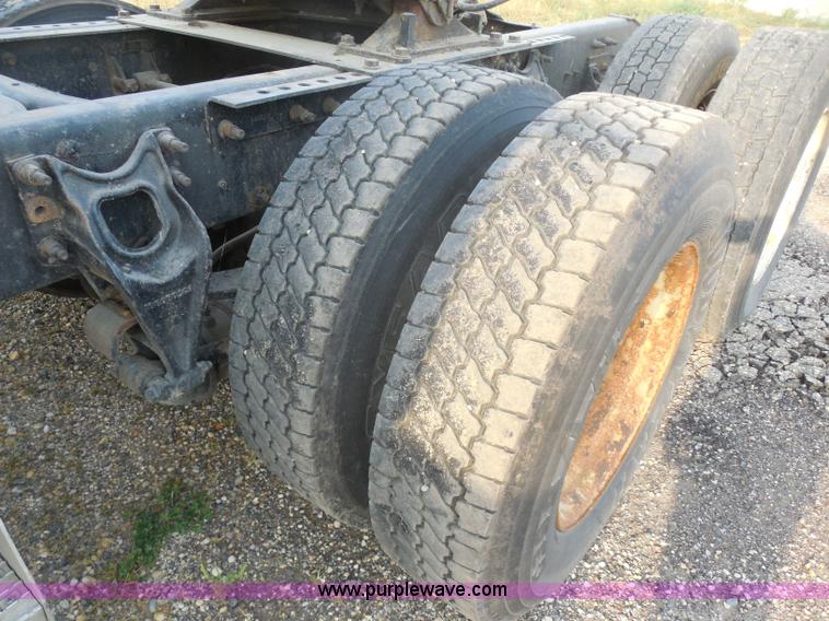 image for item I1496 1999 International 9400 semi truck