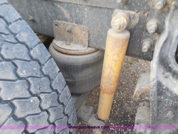 image for item I1496 1999 International 9400 semi truck