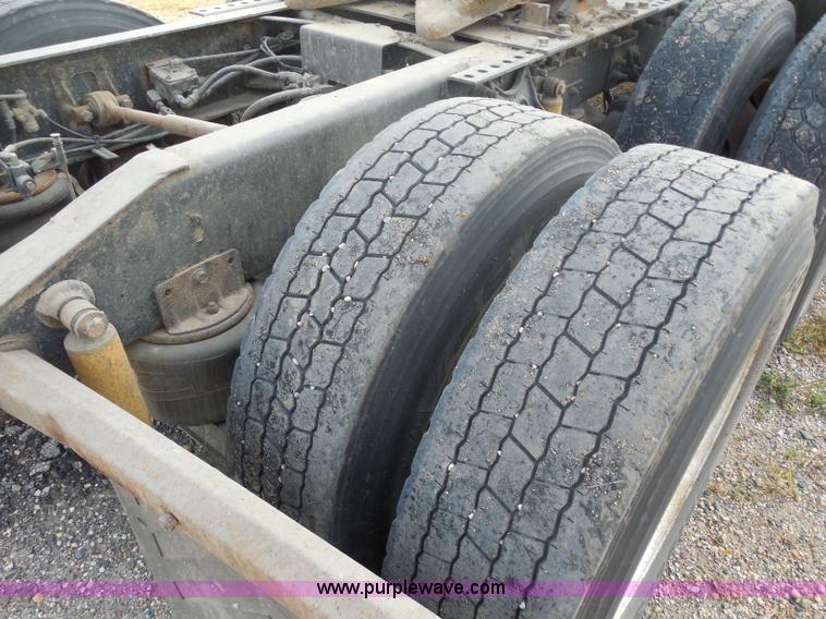 image for item I1496 1999 International 9400 semi truck