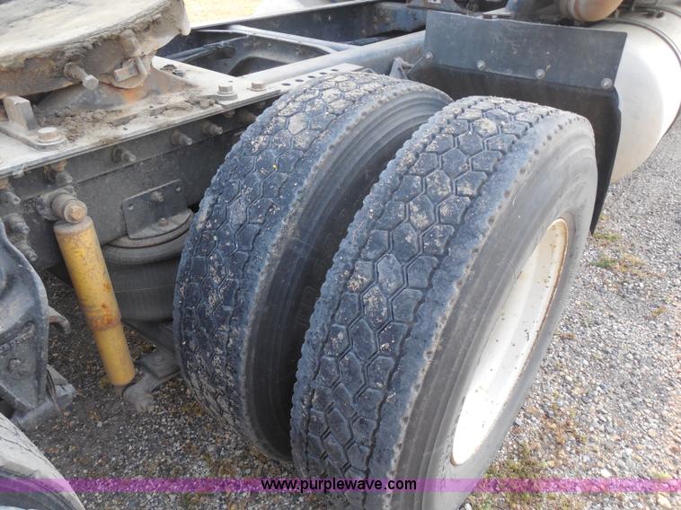 image for item I1496 1999 International 9400 semi truck