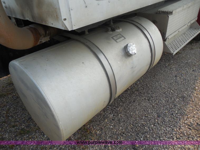 image for item I1496 1999 International 9400 semi truck