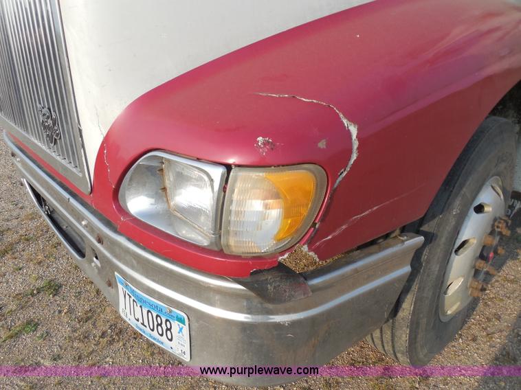 image for item I1496 1999 International 9400 semi truck