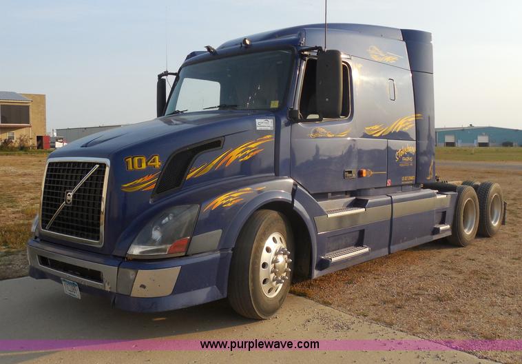 image for item I1497 2006 Volvo VNL semi truck