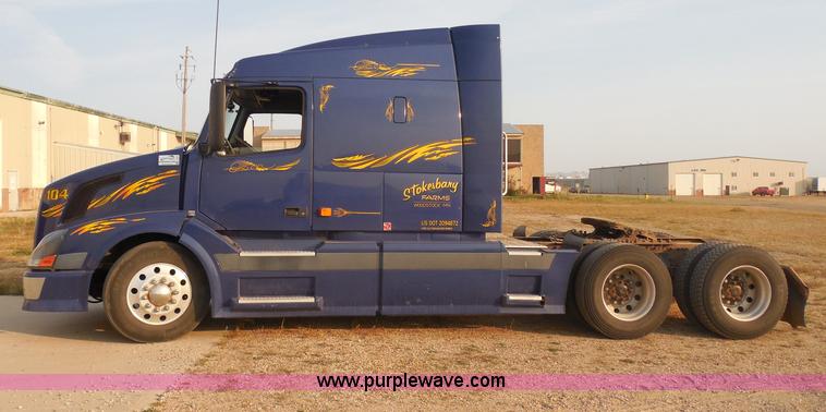 image for item I1497 2006 Volvo VNL semi truck