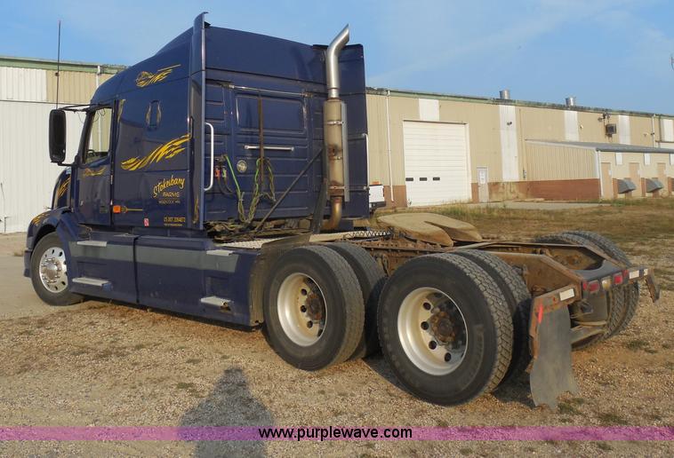 image for item I1497 2006 Volvo VNL semi truck
