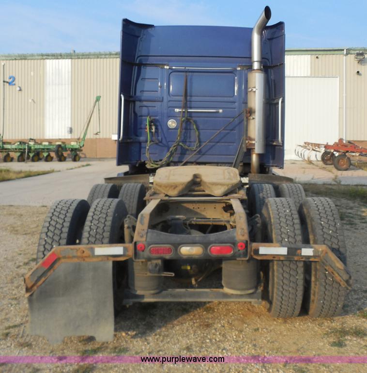 image for item I1497 2006 Volvo VNL semi truck