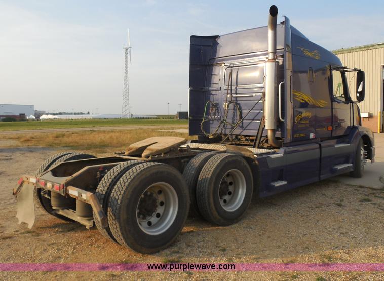 image for item I1497 2006 Volvo VNL semi truck