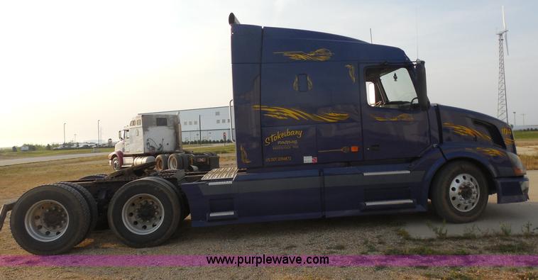 image for item I1497 2006 Volvo VNL semi truck