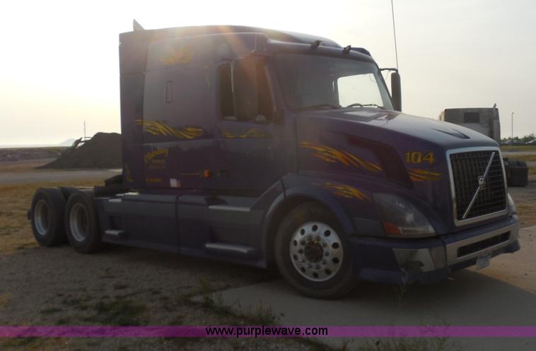 image for item I1497 2006 Volvo VNL semi truck