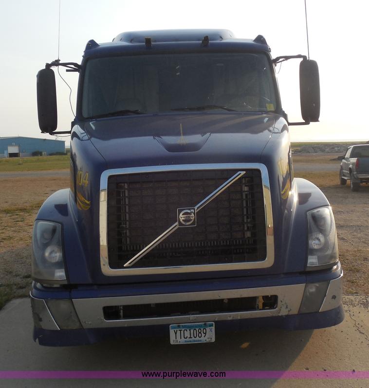 image for item I1497 2006 Volvo VNL semi truck