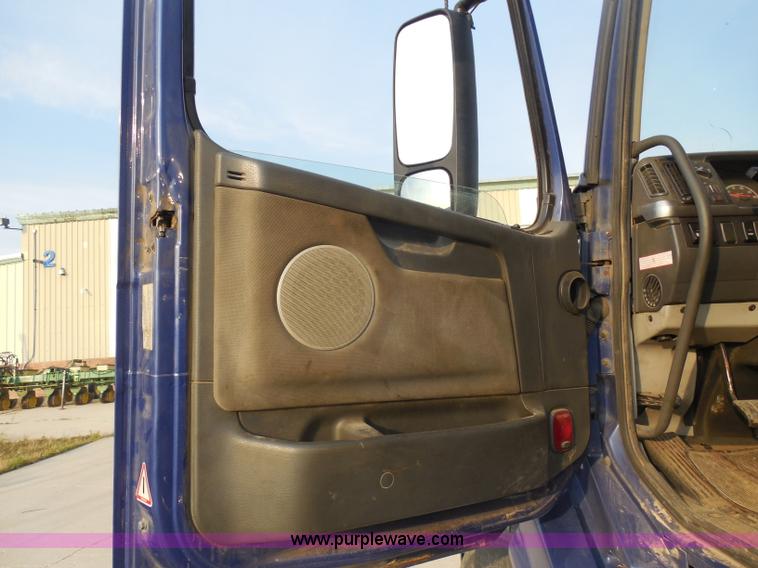 image for item I1497 2006 Volvo VNL semi truck