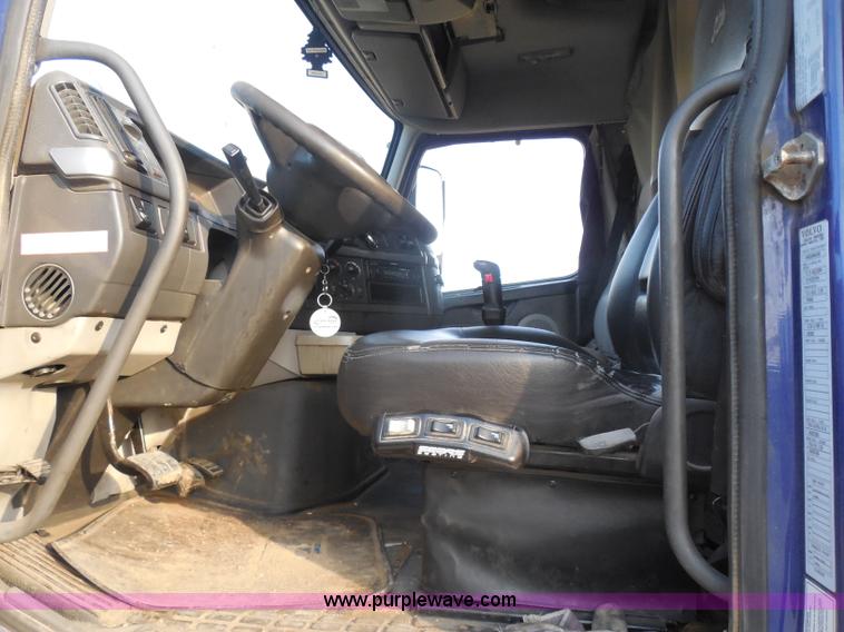 image for item I1497 2006 Volvo VNL semi truck