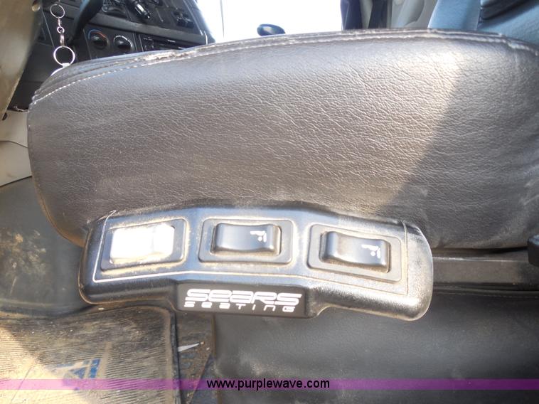 image for item I1497 2006 Volvo VNL semi truck