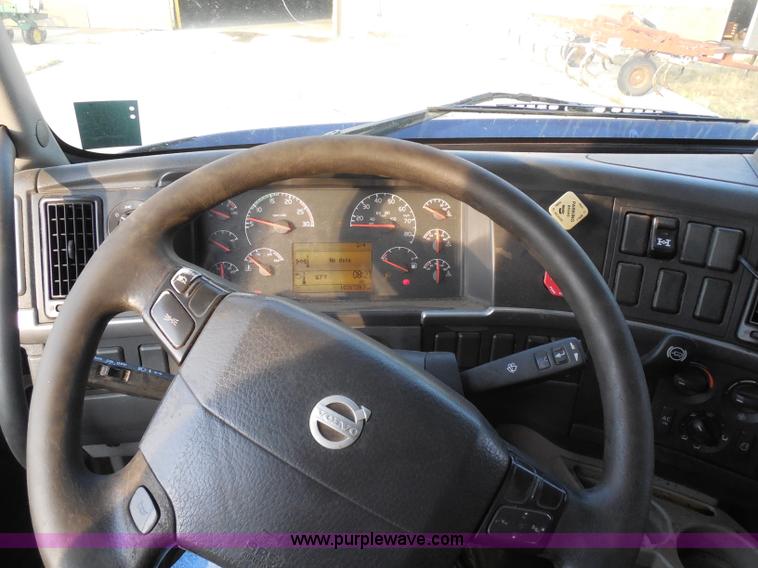 image for item I1497 2006 Volvo VNL semi truck