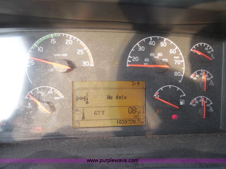 image for item I1497 2006 Volvo VNL semi truck