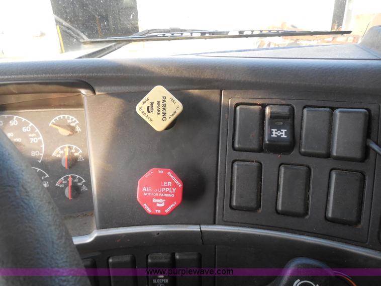 image for item I1497 2006 Volvo VNL semi truck