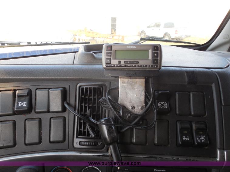 image for item I1497 2006 Volvo VNL semi truck