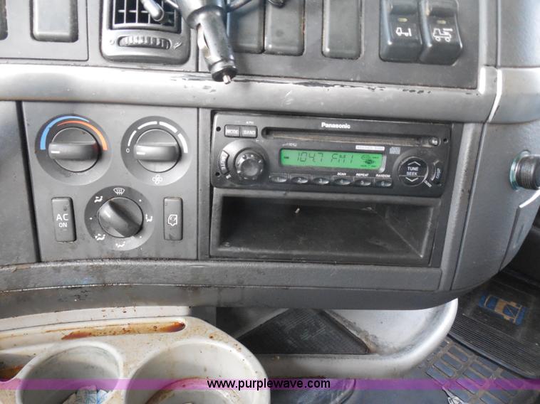 image for item I1497 2006 Volvo VNL semi truck