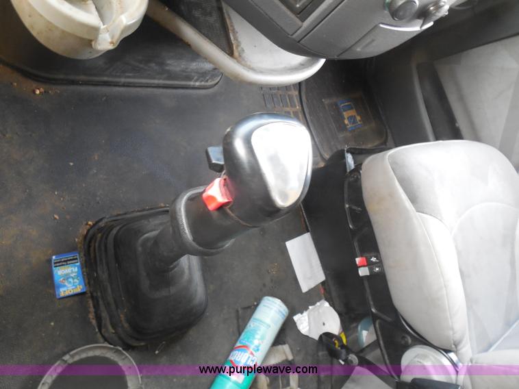 image for item I1497 2006 Volvo VNL semi truck