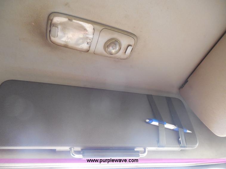 image for item I1497 2006 Volvo VNL semi truck