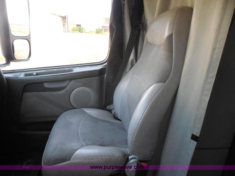 image for item I1497 2006 Volvo VNL semi truck