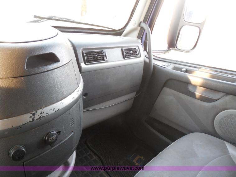 image for item I1497 2006 Volvo VNL semi truck