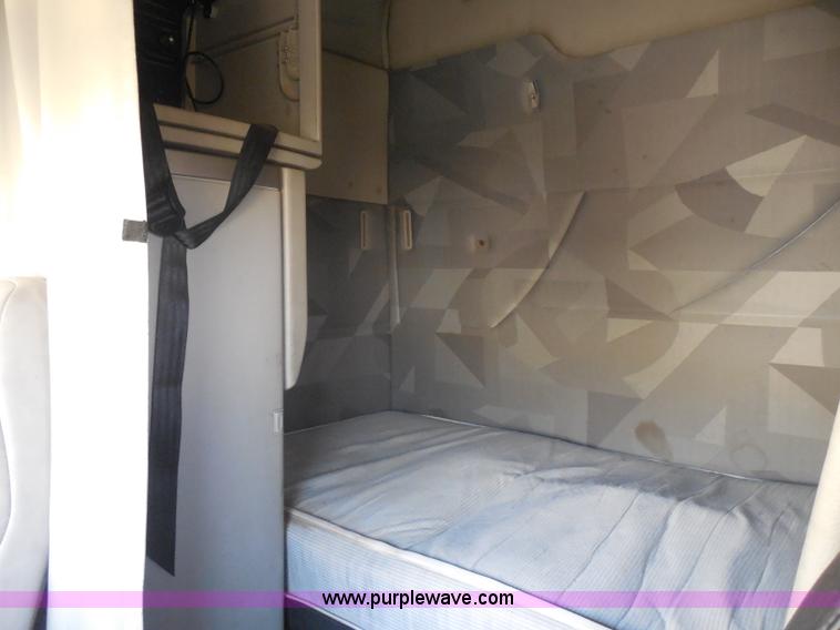 image for item I1497 2006 Volvo VNL semi truck