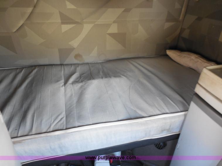 image for item I1497 2006 Volvo VNL semi truck