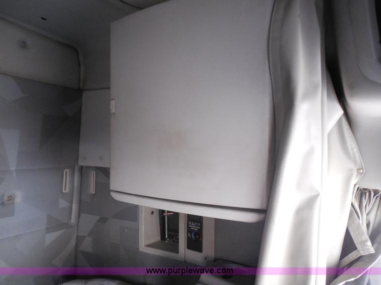 image for item I1497 2006 Volvo VNL semi truck