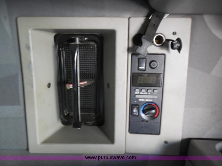 image for item I1497 2006 Volvo VNL semi truck