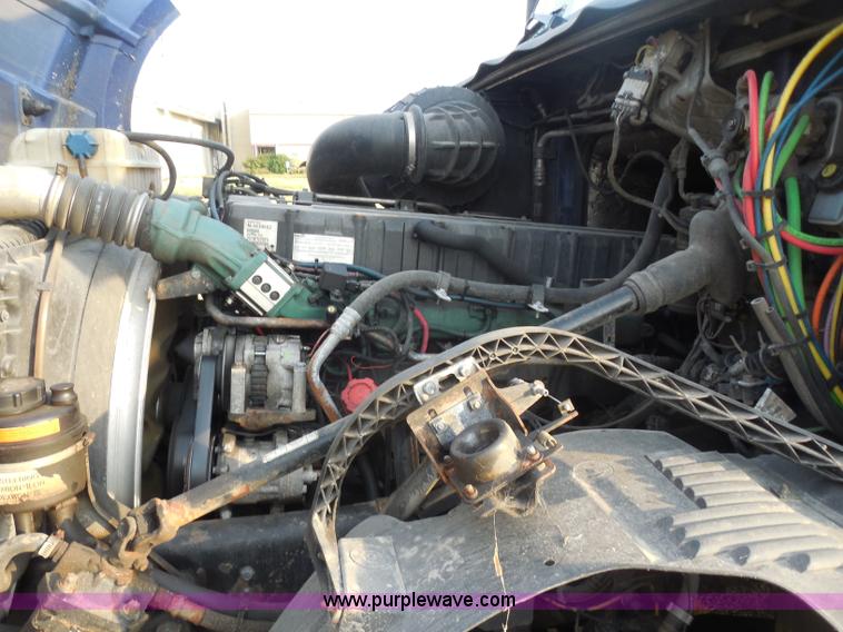 image for item I1497 2006 Volvo VNL semi truck