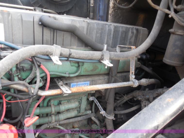 image for item I1497 2006 Volvo VNL semi truck